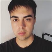 Estudiante avanzado de ingeniería da clases a alumnos de secundaria